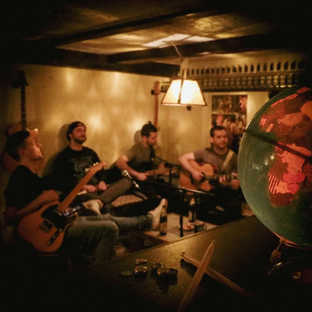 The MojoGlobe Bandkeller Ein Foto der Band im Bandkeller. Auf der rechten Seite ist der Globus zu sehen.